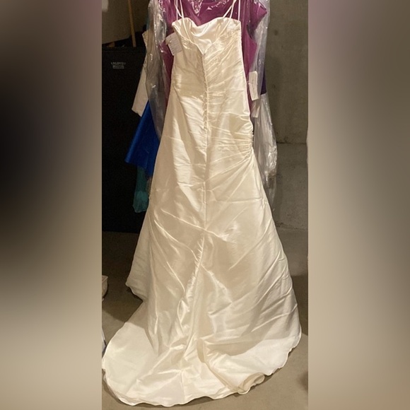 Private label strapless a-line ivory taffeta wedding gown - Picture 6 of 14